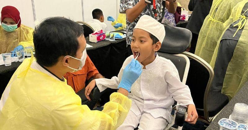 Pemeriksaan gigi gratis untuk anak-anak madrasah dalam acara Peringatan Hari Kesehatan Gigi dan Mulut Sedunia 2024 oleh Pepsodent di Bandung, Rabu (20/3/2024) - Popmama.com/Putri Syifa N